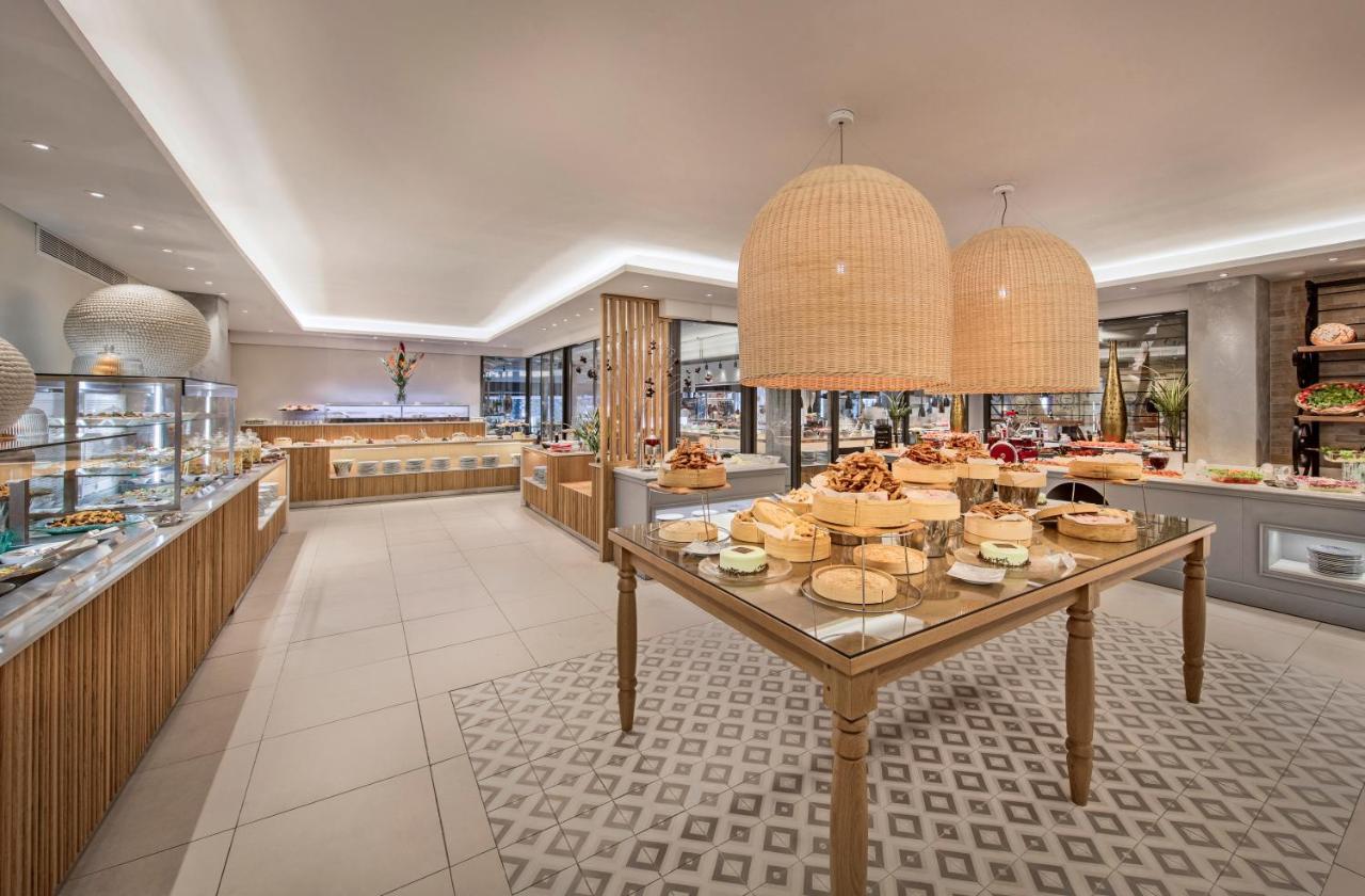 Constance Belle Mare Plage Esterno foto The buffet at the hotel