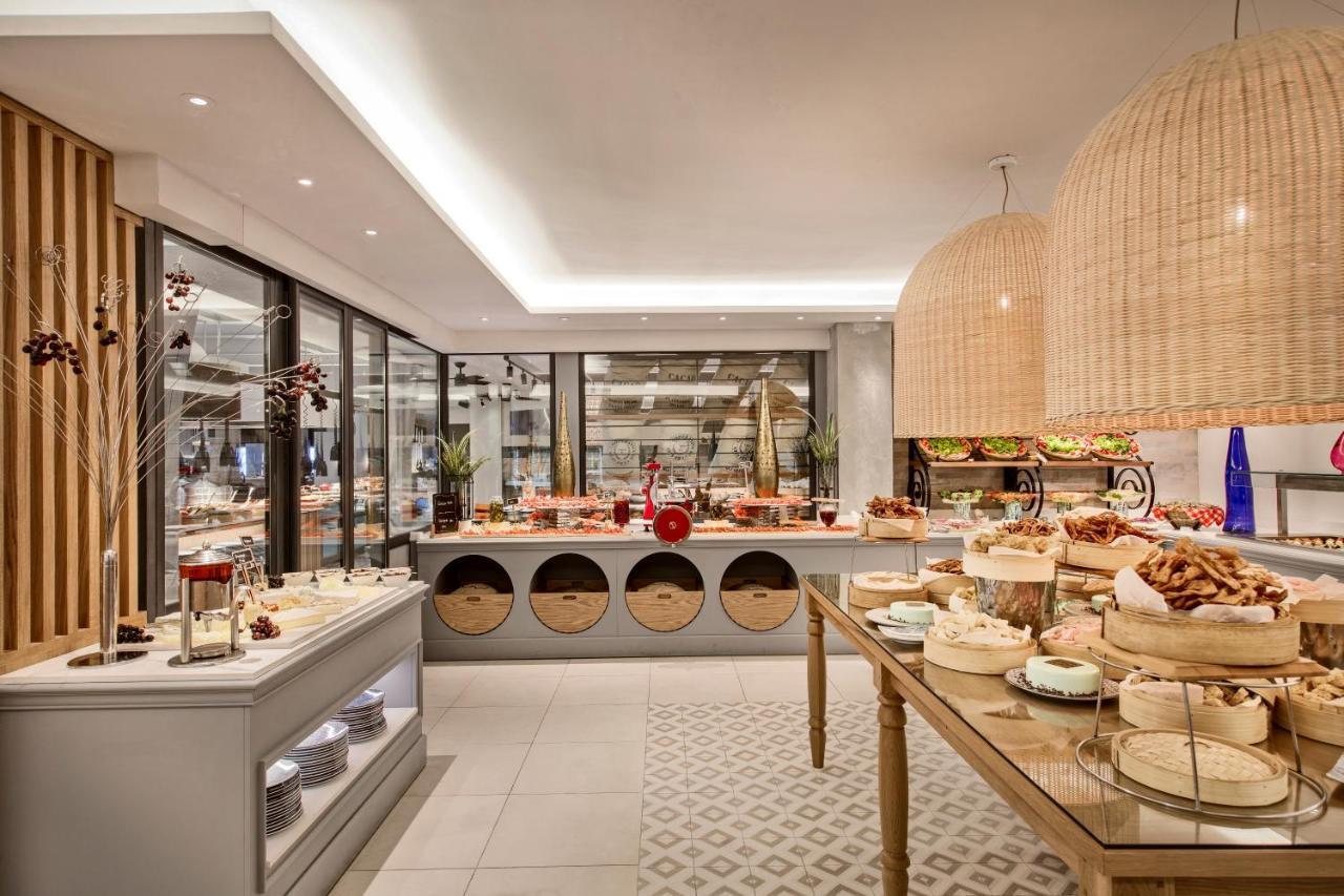Constance Belle Mare Plage Esterno foto The buffet at the hotel