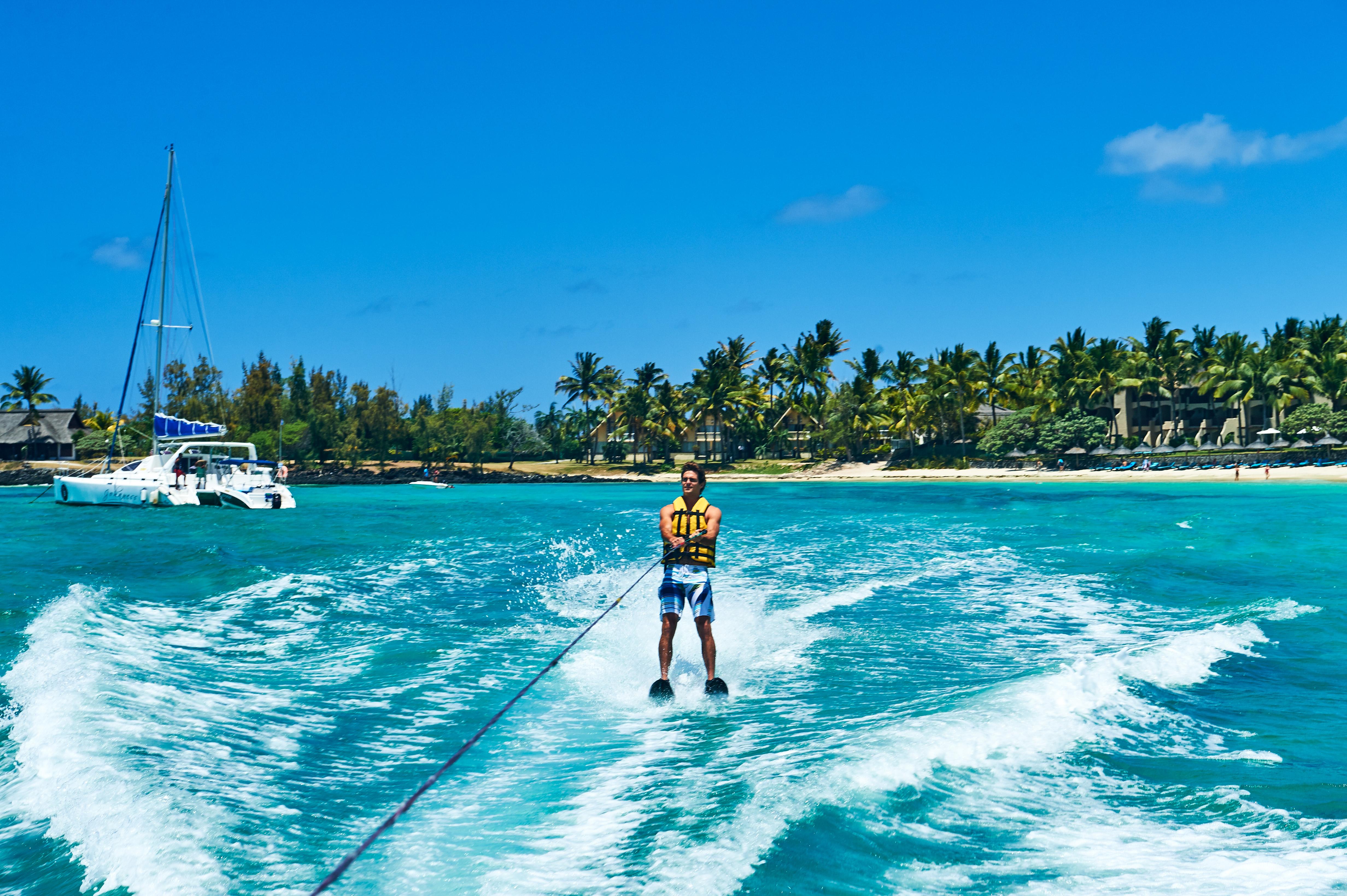 Constance Belle Mare Plage Esterno foto A man waterskiing in Bermuda