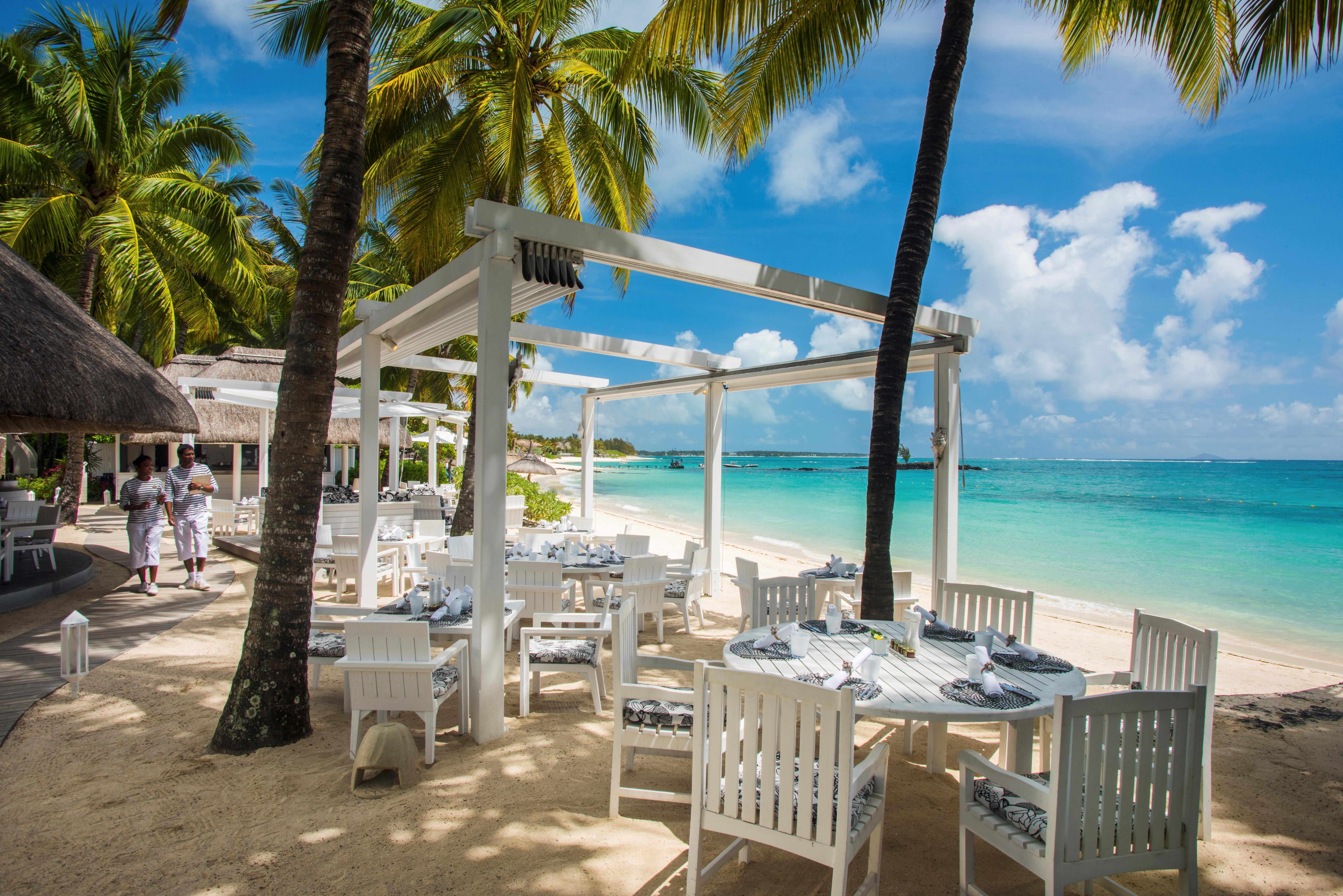 Constance Belle Mare Plage Esterno foto Beachfront dining at Sandals South Coast