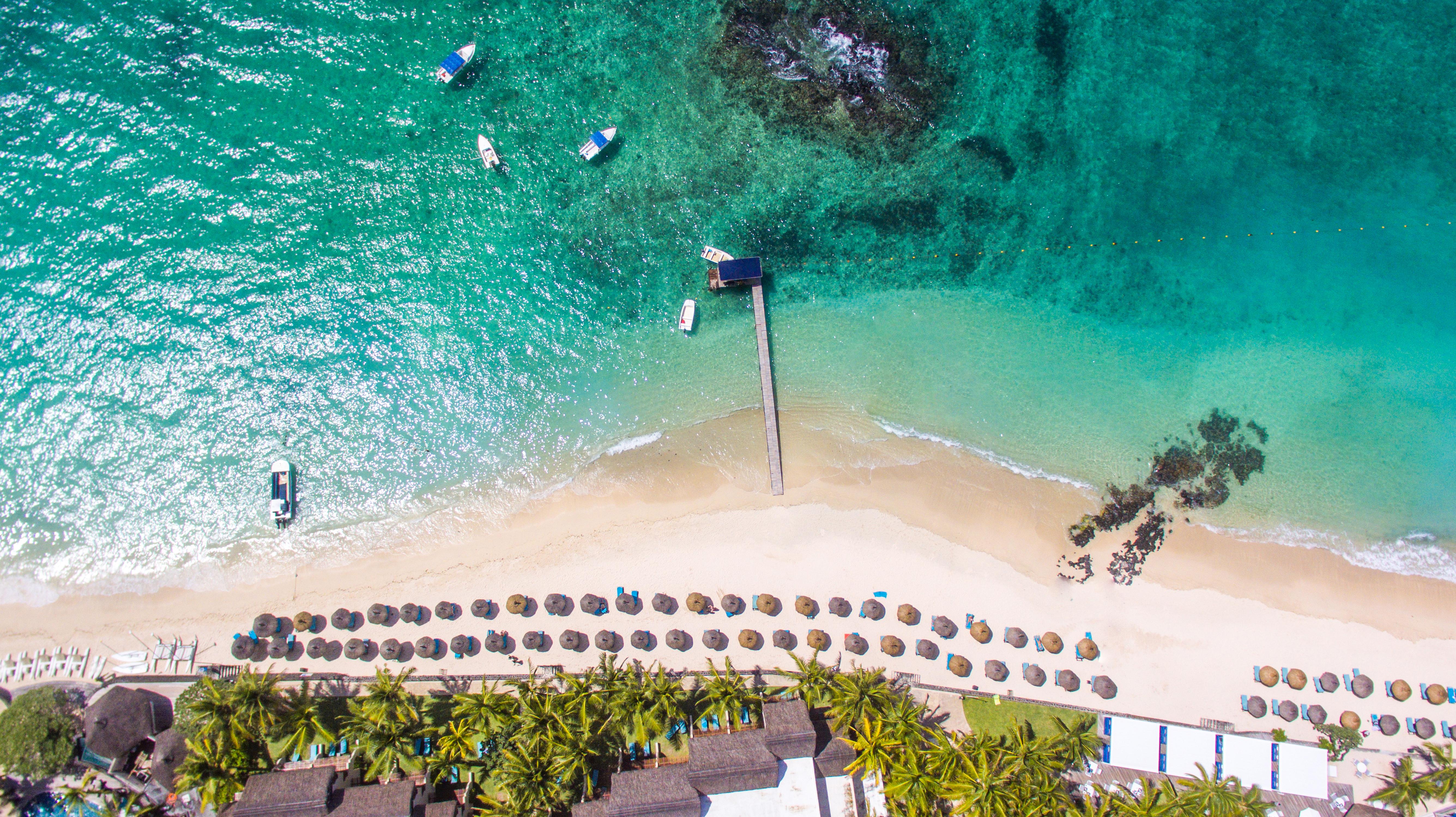 Constance Belle Mare Plage Esterno foto Aerial view of the beach at the resort