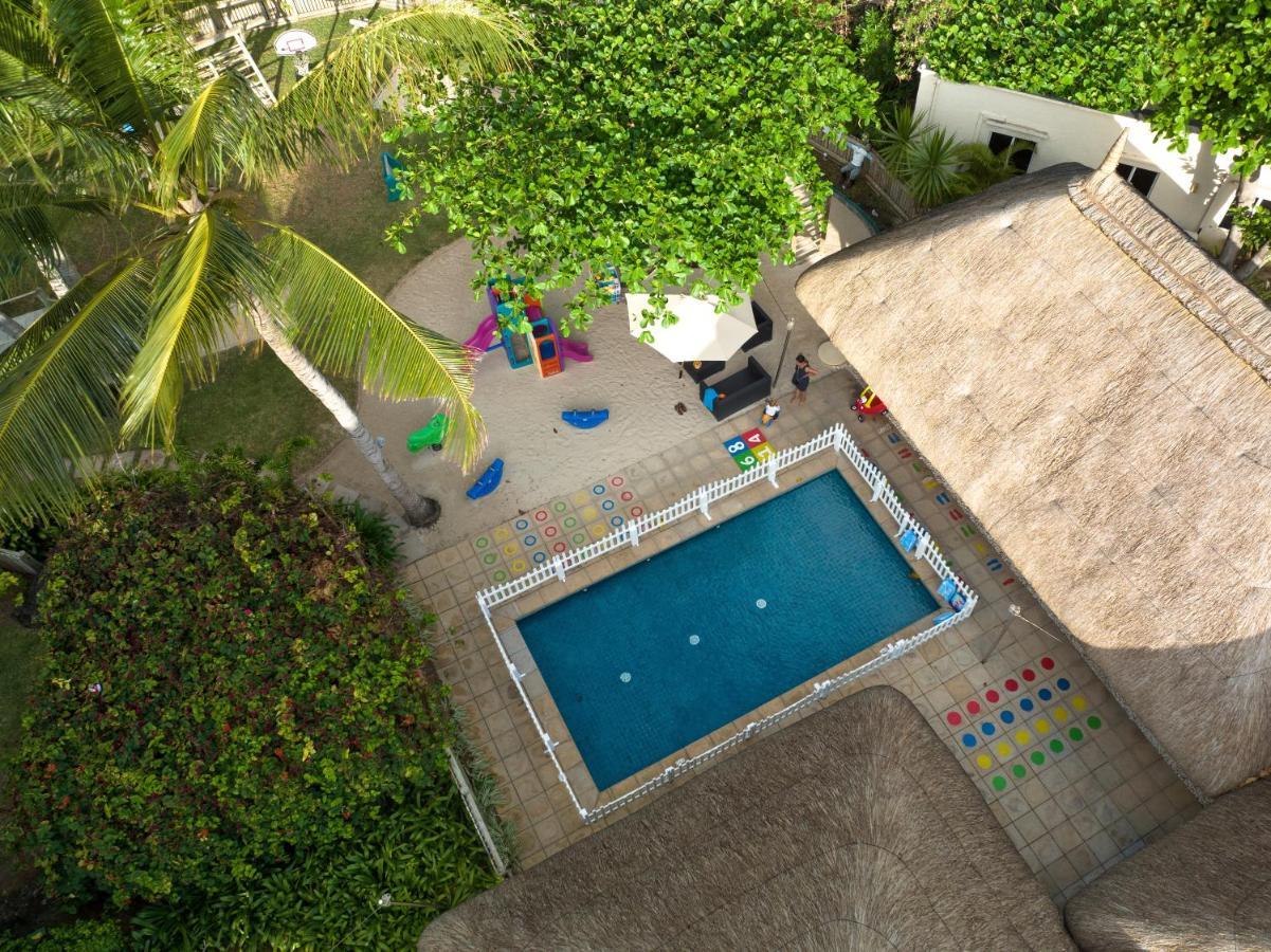 Constance Belle Mare Plage Esterno foto Swimming pool at the school