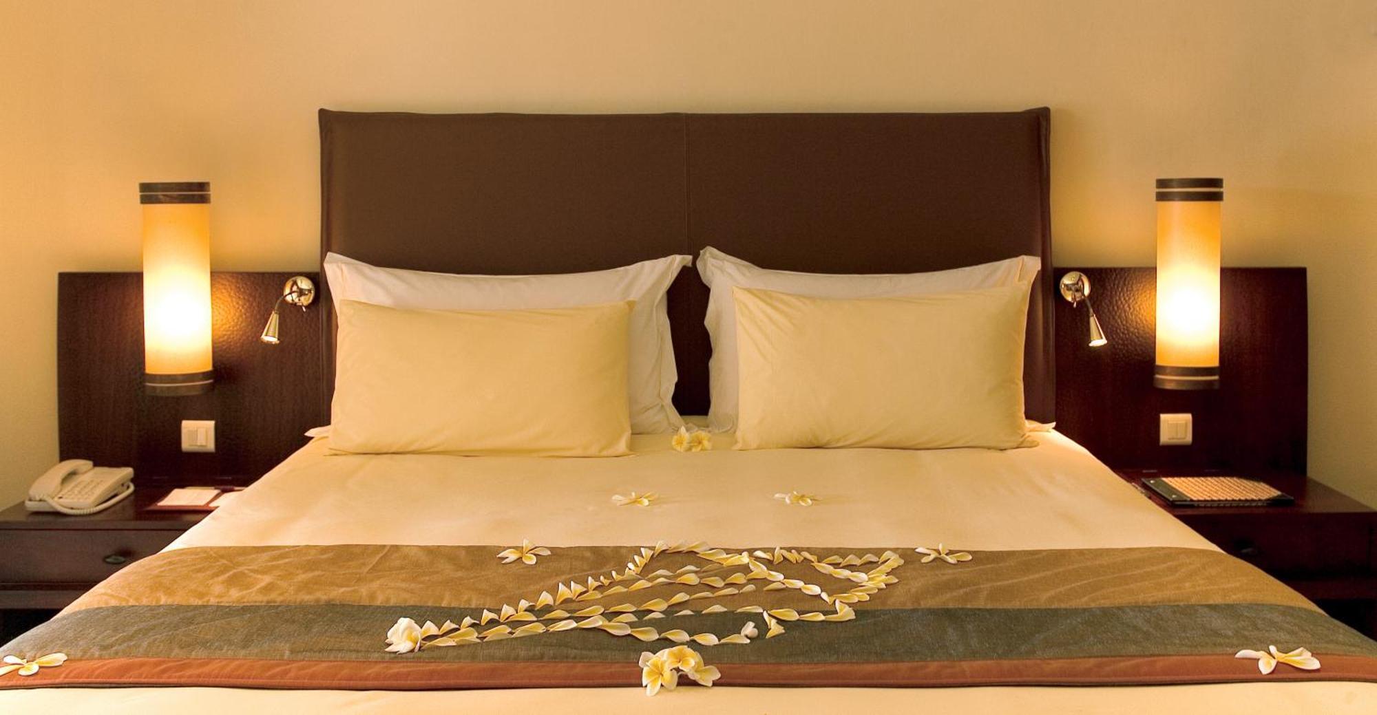 Constance Belle Mare Plage Camera foto A bed with a heart made of rose petals