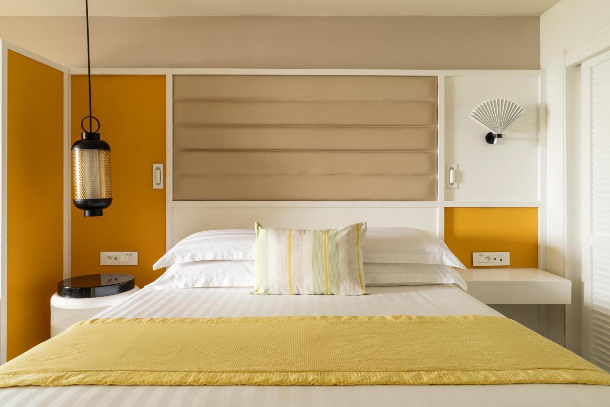 Constance Belle Mare Plage Esterno foto A bedroom at the Taj Bengal
