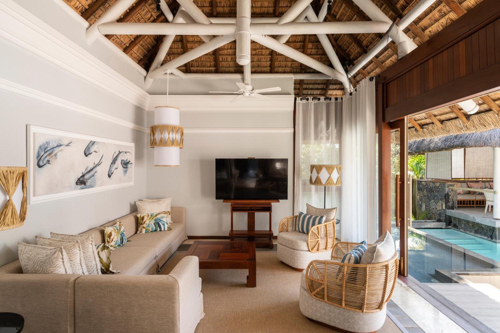 Constance Belle Mare Plage Esterno foto Living room of a Beachfront Pool Villa